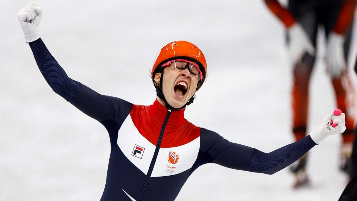 The Netherlands wins the gold and Olympic record in the women's 3000m short track speed skating relay