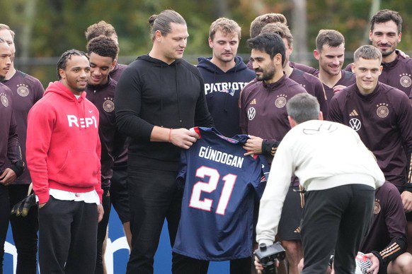 Former NFL and American men's soccer player Marcus Kuhn visits the team as a New England Patriots ambassador and presents custom jerseys - Foxboro October 10, 2023: The Germans train…