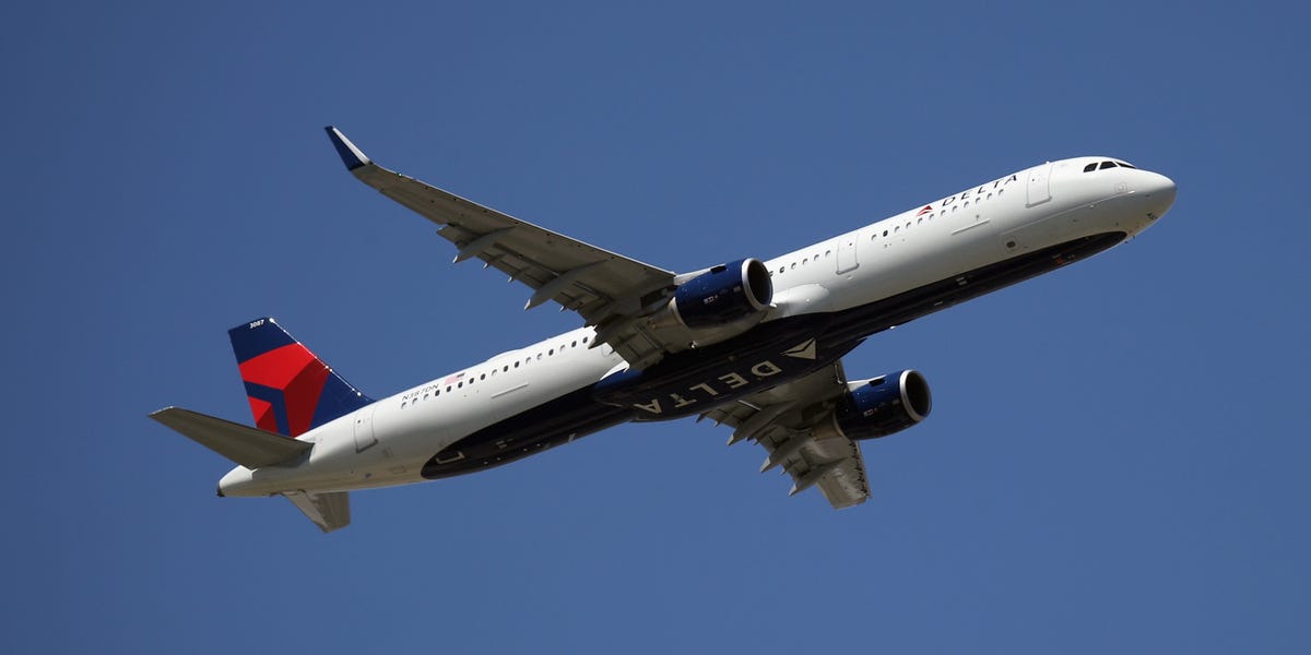 Delta airplane returns to gate to eject 2 passengers without the need of face masks