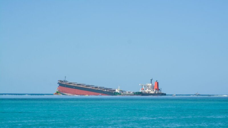 Mauritius oil disaster: Stricken Japanese ship spits apart, remaining fuel spreads into waters