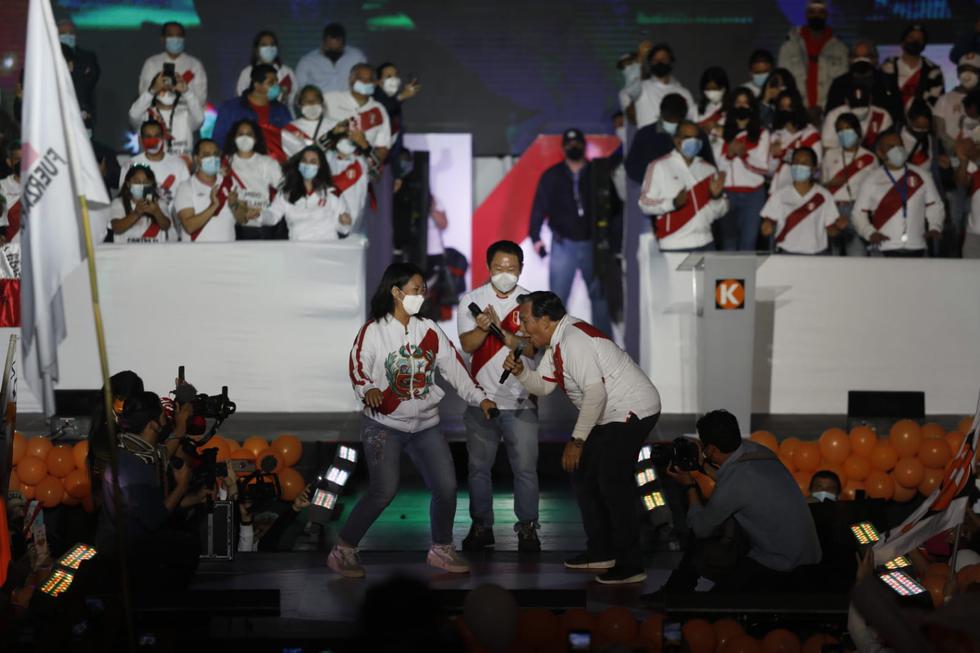 Kenji Fujimori and Jimmy Santee took the stage and danced "chin chin".  (Photo; Cesar Bueno @ photo.gec)