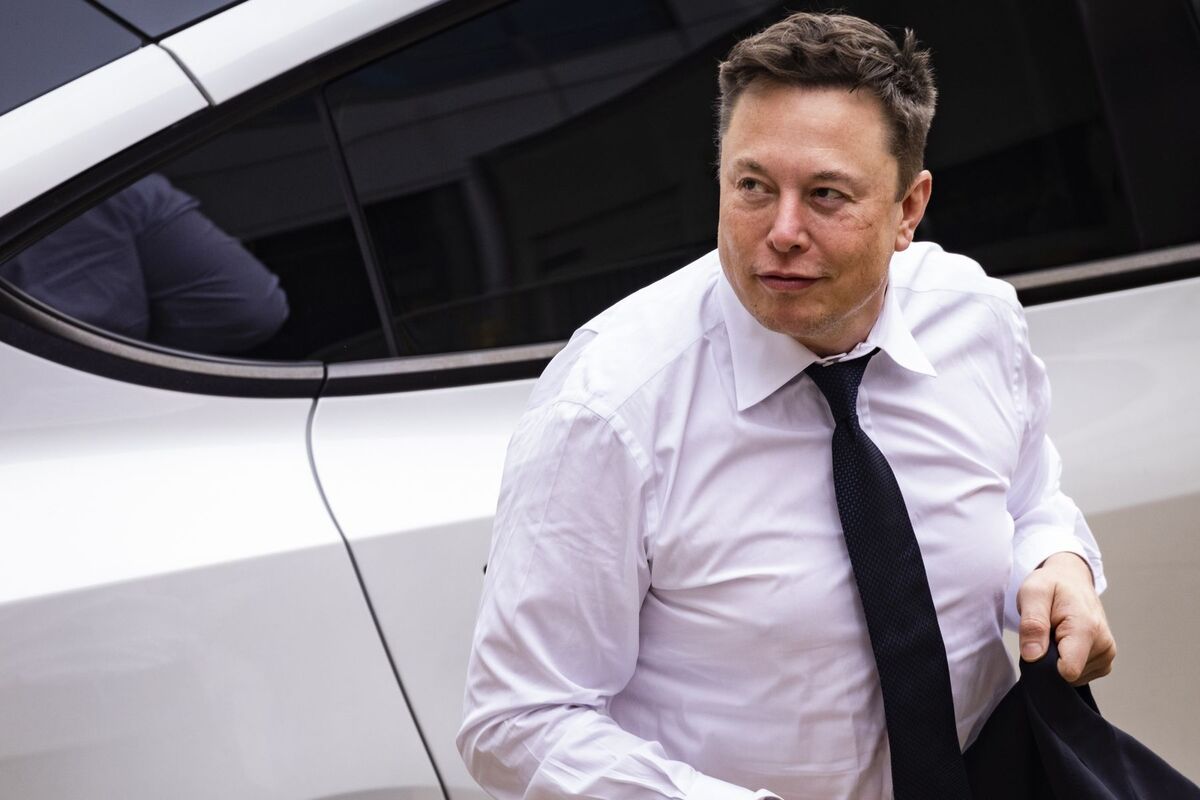 Elon Musk denies wanting to be Apple CEO
