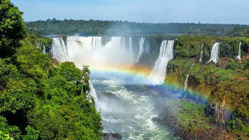Paraguay: The Paraguayan island nation is fascinated with natural beauty.  The rustic handicrafts there are amazing.  Here the value of our rupee is equal to 90.93 Paraguayan Guarani. 