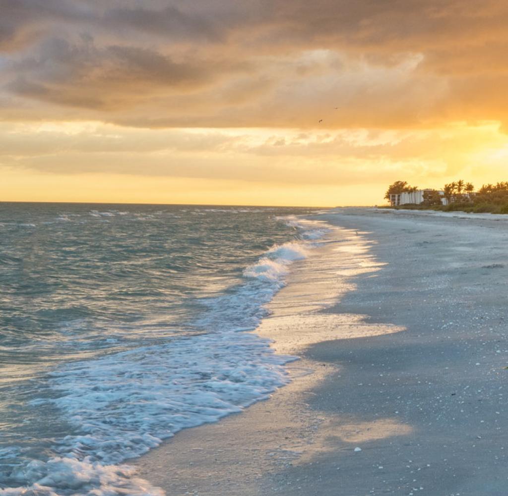 Sunset on the Gulf of Mexico: The beaches on Sanibel Island promise ultimate relaxation
