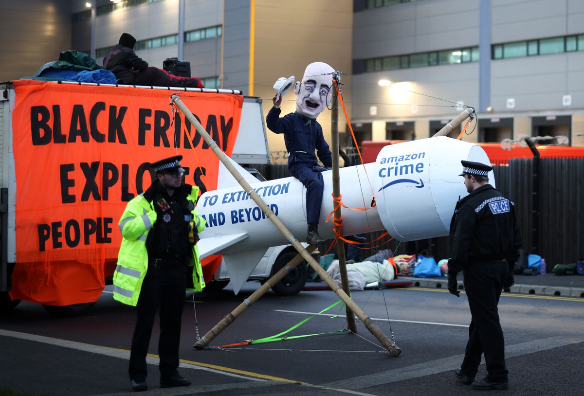 Extinction Rebellion: Climate activists block UK’s largest Amazon warehouse during Black Friday |  Economie