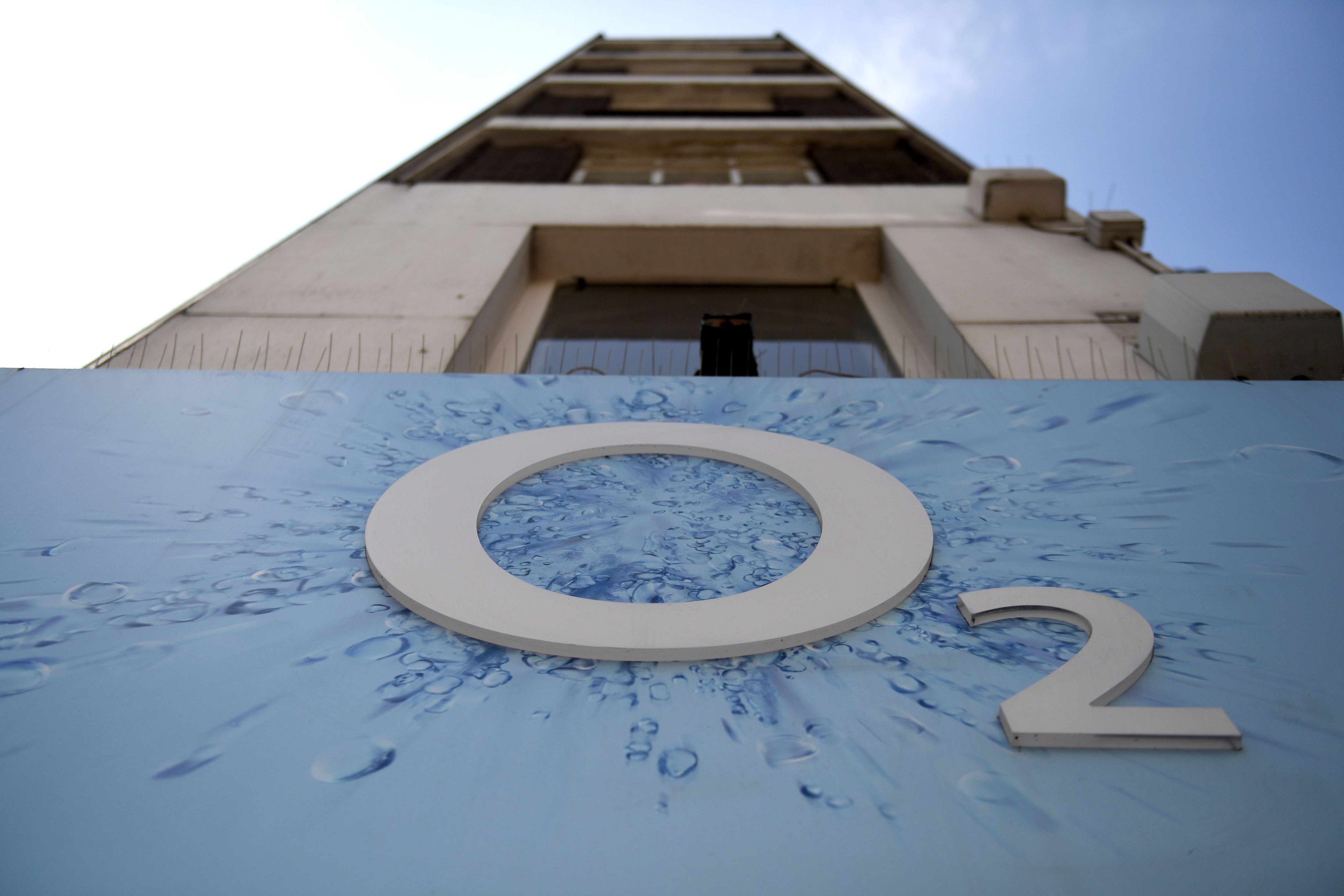 A building bearing the O2 logo in London in file photo.  EFE / EPA / NEIL HALL