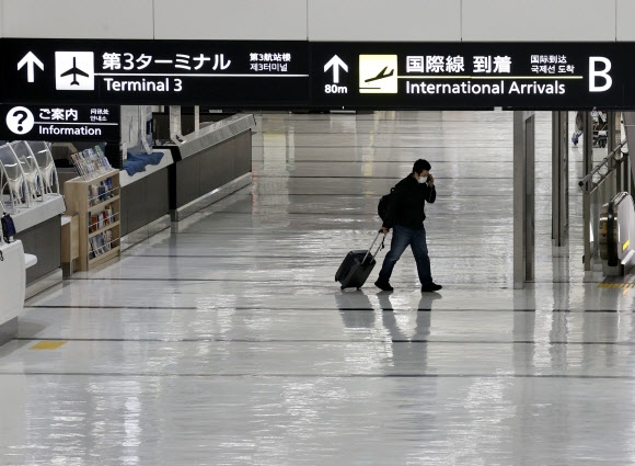 A deserted international arrival lobby at Narita International Airport in Narita, east of Tokyo, Japan, on November 29, 2021. Japan's NHK radio reported on December 1 that the Japanese Ministry of Transportation had asked international airlines to suspend new bookings for all incoming flights to Japan until the end of December.  Japan's Kyodo News Agency Yonhap News 12-01-2021