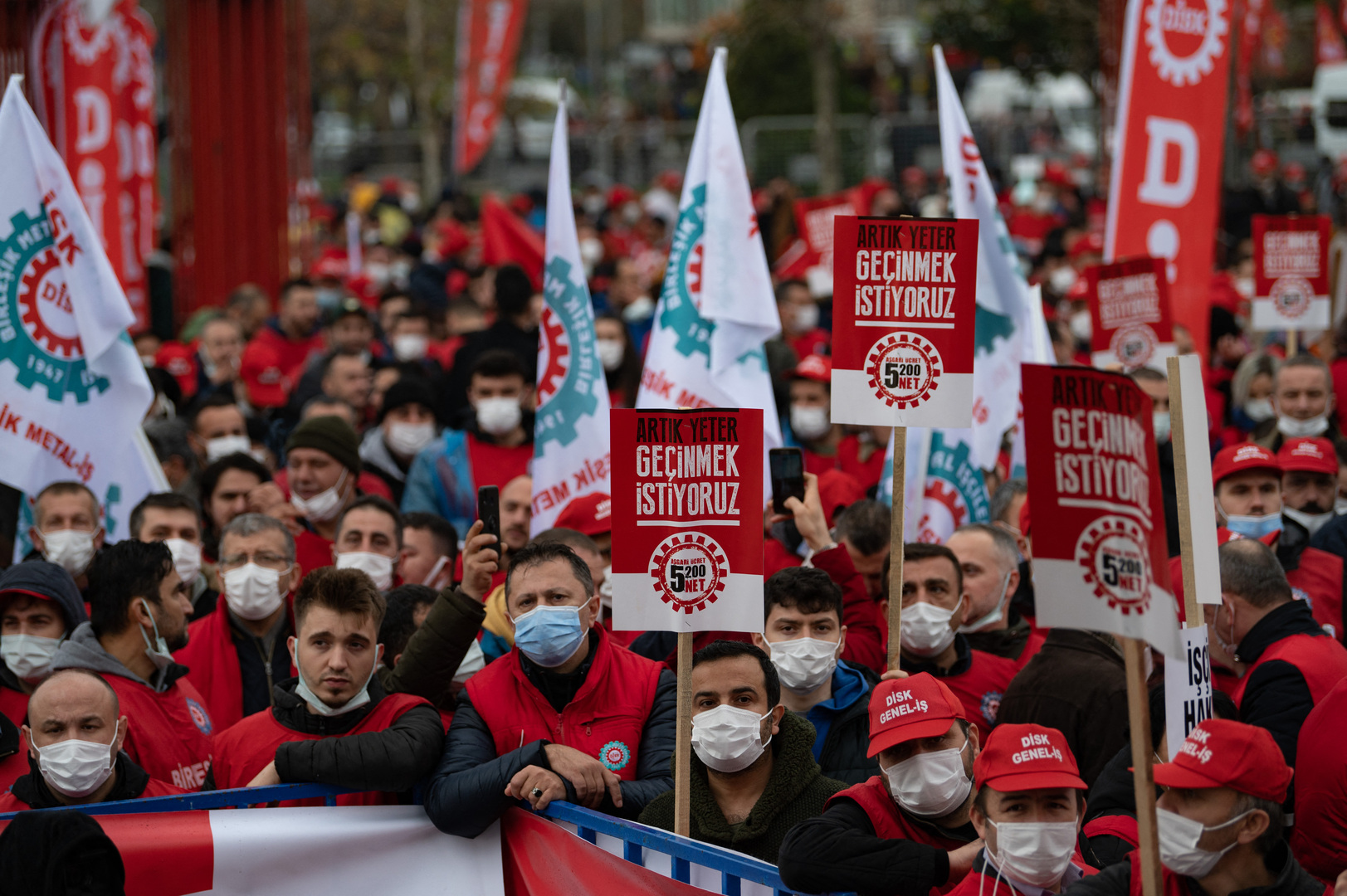 Thousands of people demonstrated in Istanbul against the deteriorating economic conditions