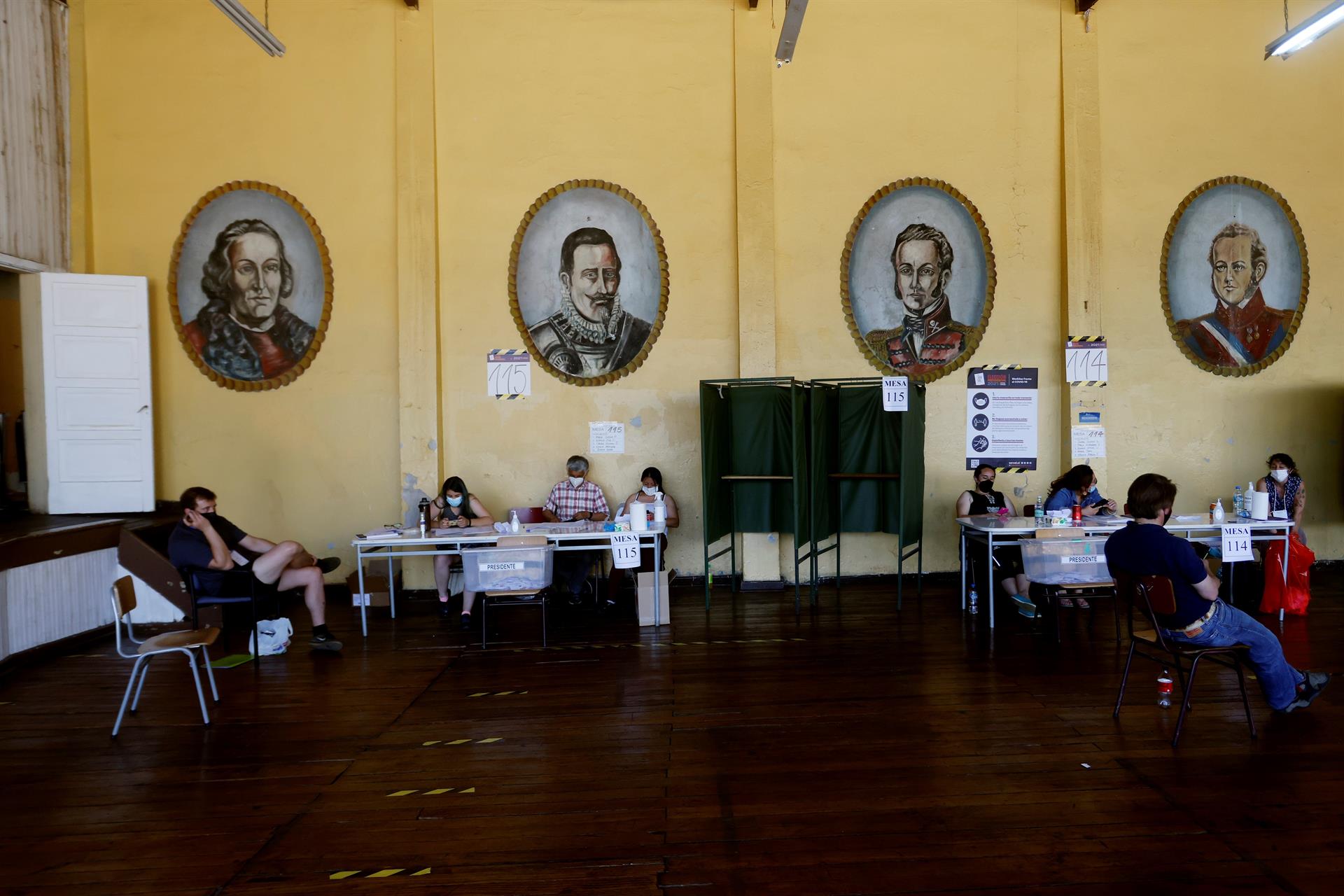 Chile begins counting votes amid criticism of lack of transport