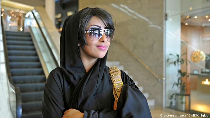 A Saudi woman wearing a chador (Image Alliance / JOKER / K. Eglau)