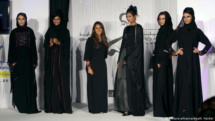 Women wearing different abayas at an Arab fashion show (picture-alliance / dpa / A. Haider)