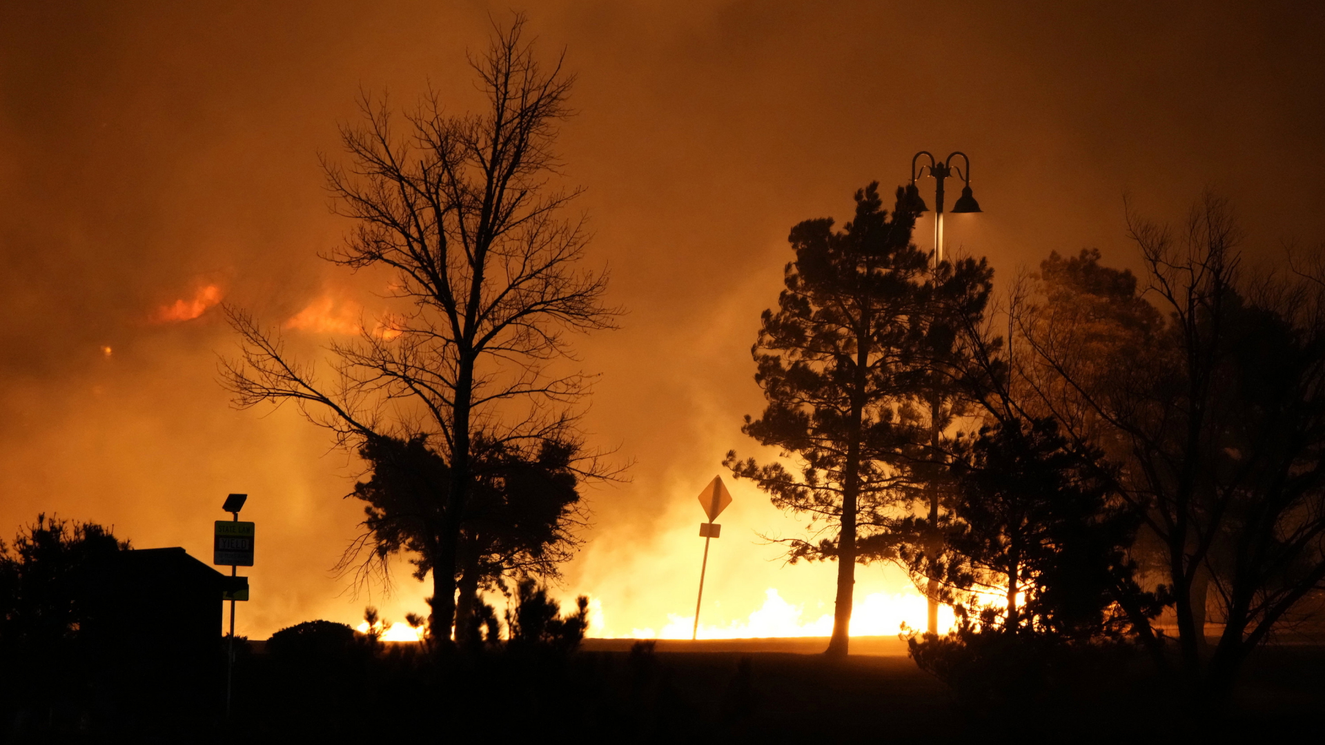US wildfires: tens of thousands forced to flee the flames